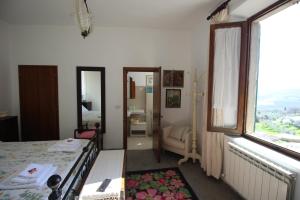 卡斯蒂戈隆·多尔希亚Casa Isma的一间卧室设有一张床和一个窗口