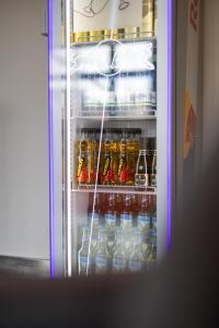 巴塞尔Merian Basel - Self Check-in的装满大量饮品的开放式冰箱