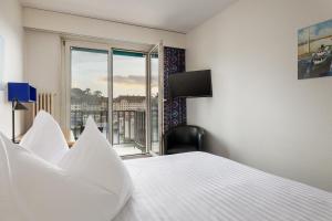 巴塞尔Merian Basel - Self Check-in的酒店客房设有床和窗户。