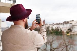 巴塞尔Merian Basel - Self Check-in的一个人用手机拍城市的照片