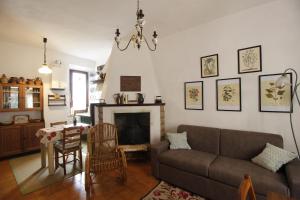 卡斯蒂戈隆·多尔希亚Casa Isma的客厅配有沙发和桌子