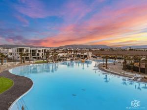 圣乔治Anchor Oasis #87 condo的一座享有日落美景的大型游泳池
