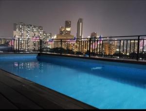 吉隆坡RPC Blissful Homes & Hotel的一座城市天际线建筑的顶部游泳池