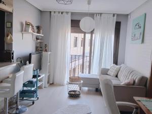 奥卡尼亚Rincón de Relax的带沙发和窗户的客厅