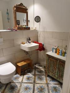 柏林PI 37 am Pichelssee的浴室配有白色卫生间和盥洗盆。