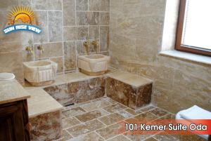 格雷梅日出景观酒店的浴室配有2个盥洗盆和1个浴缸。