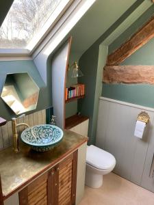 斯托尔河畔希普斯顿Whichford Mill Barn- Soulful retreat.的一间带水槽和卫生间的浴室