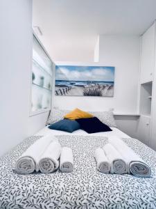 那不勒斯Serra Di Cassano Apartment的一间卧室配有带毛巾的床