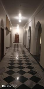 阿格拉Aaram Baagh Agra的走廊上设有黑白格子地板
