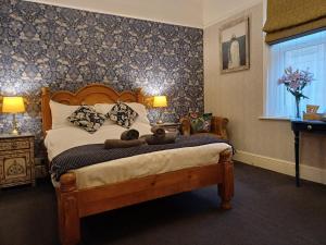 斯卡伯勒阿什伯顿楼民宿的一间卧室,配有一张带两个泰迪熊的床