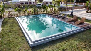 卢纳将军城Malipaya Villas的享有庭院游泳池的顶部景色