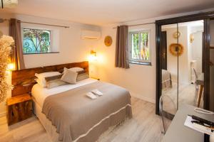 戛纳Villa Claudia Hotel Cannes Centre - Parking的一间卧室设有一张床和一个步入式淋浴间。