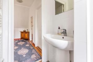 默伦Maison Briand - Chambre Confortable Melun Centre - Wifi, Netflix, Smart TV, Lit à mousse mémoire de forme的浴室设有白色水槽和镜子
