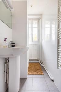 默伦Maison Briand - Chambre Confortable Melun Centre - Wifi, Netflix, Smart TV, Lit à mousse mémoire de forme的白色的浴室设有水槽和镜子
