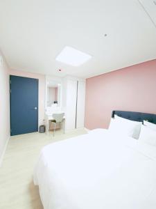 群山市Gunsan Little Prince Condo的一间卧室配有一张床和一个蓝色的门