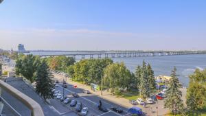 第聂伯罗第聂伯罗彼得罗夫斯克酒店的水面上桥的城市景观