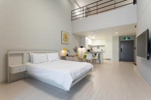 丽水市Yeosu Castle D Art的一间带白色大床的卧室和一间厨房