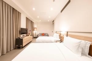 伊斯坦布尔Bomonti Arjaan by Rotana的酒店客房设有两张床和电视。