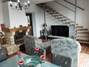 比克克森特凯赖斯特Traumhaftes Ferienhaus im Buchengebirge的客厅配有两把椅子和电视