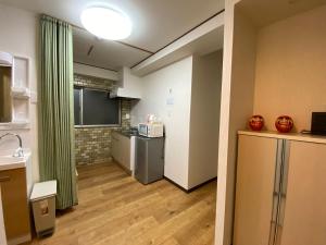 东京浅草・花豆HOTEL的一间设有厨房和厨房的房间