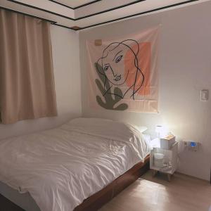 江陵市Yudama Gangneung的一间卧室配有一张壁画床