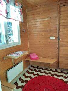 埃农泰基厄Holiday Home Samanitieva的一间设有长凳和红色地毯的桑拿浴室的客房