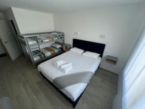 绍莱Hotel Le Cormier 9的一间卧室配有床和带毛巾的架子