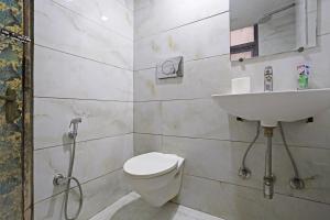 新德里Ratandeep International的一间带卫生间和水槽的浴室