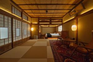 熊本Tudzura的酒店客房带一张床、一张桌子和椅子