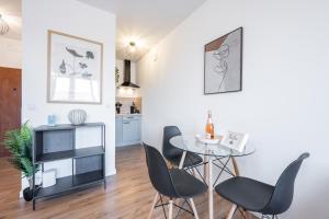 韦尔斯Modernes Apartment Wels City Center, TG-Stellplatz的一间带桌椅的用餐室