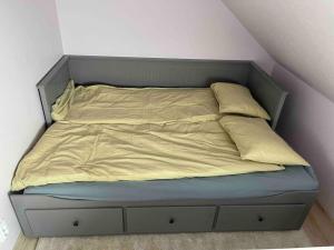 拉普拉Small & Cozy Studio Apartment - WiFi & Free Parking的一张带黄色床单和枕头的床