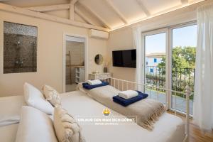 利纳迪奇Villa Ohana Krk的客厅设有两张床和大窗户