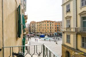 斯培西亚Lia Rooms Cinque Terre Wave的阳台享有城市街道的景致。