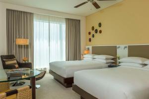 卡塔赫纳凯悦卡塔赫纳酒店的酒店客房设有两张床和一张桌子。