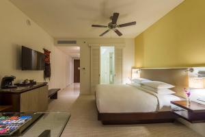 卡塔赫纳凯悦卡塔赫纳酒店的一间卧室配有一张床和吊扇