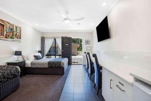 霍舍姆美宜公园康福特酒店的一间卧室配有一张床和一台电视。