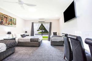 霍舍姆美宜公园康福特酒店的一间酒店客房,设有两张床和电视