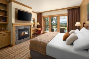 克利埃勒姆Suncadia Resort的酒店客房配有一张床和一个壁炉。