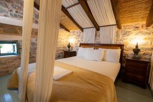 阿里奥波利斯卡缇玛卡拉吉尔格酒店的卧室配有一张床