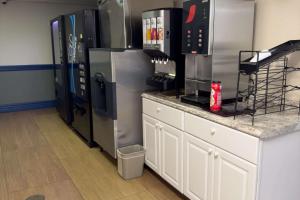 Waite ParkEcono Lodge的厨房配有不锈钢冰箱和台面