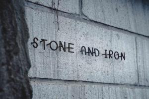 小樽石と鉄-House of STONE and IRON的砖墙,上面有石块和铁