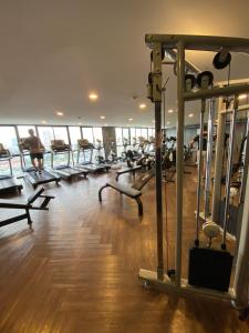 曼谷Chateau in town rama 8 by Zele的建筑物内拥有一排跑步机的健身房