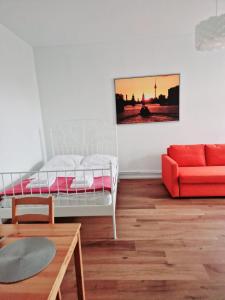 柏林City Studio Apartment for 4, near Sonnenallee的客厅配有床和沙发