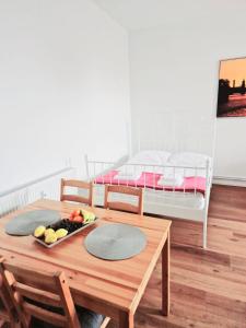 柏林City Studio Apartment for 4, near Sonnenallee的配有桌子和床的房间