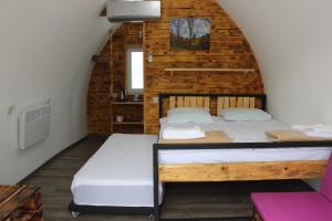 ShahumyanGlamping Eco Valley的小木屋内一间卧室,配有两张床