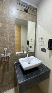 加济阿巴德Exotic studio的一间带水槽和镜子的浴室
