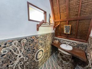 TimbanglawangSumatra Orangutan Treks Villa的一间带水槽和窗户的浴室