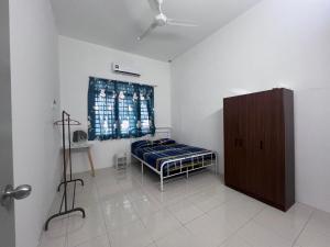 KaparHOMESTAY DE’AMRIZ in KAPAR-MERU-KLANG-PUNCAK ALAM-SHAH ALAM的小房间设有床和窗户