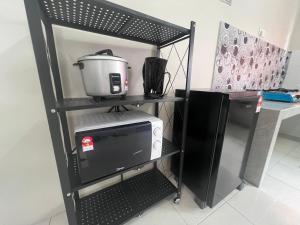 KaparHOMESTAY DE’AMRIZ in KAPAR-MERU-KLANG-PUNCAK ALAM-SHAH ALAM的带微波炉和烤面包机的黑架