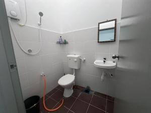 KaparHOMESTAY DE’AMRIZ in KAPAR-MERU-KLANG-PUNCAK ALAM-SHAH ALAM的一间带卫生间和水槽的浴室